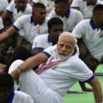 Hindistan Başbakanı Modi, 40 bin kişiyle yoga yaptı!