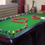 K&uuml;&ccedil;&uuml;k kızın bilardodaki usta hareketleri!