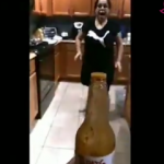 Dünyayı sallayan "Bottle Cap Challenge" akımına anne terliği!