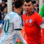 Medel Messi'ye kafa attı! 