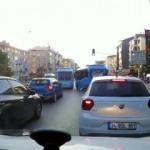 Maltepe’de minibüsçülerin yolcu kapmak için yarıştığı anlar kamerada