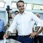 Yunanistan'da se&ccedil;imin galibi Mi&ccedil;otakis oldu