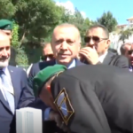 Duygulandıran görüntüler! Bosnalı asker Erdoğan'ın elini öptü