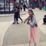 K&uuml;&ccedil;&uuml;k kız yeteneği ile hayran bıraktırdı! Herkes bir anda bakakaldı...