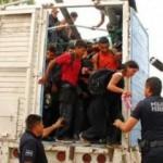 Traktör römorkunda 51 göçmen yakalandı