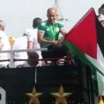 Feghouli gönülleri fethetti! Filistin bayrağıyla...