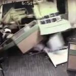 Kadın sürücü fren yerine gaza basınca ofise daldı