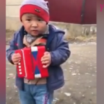 Akordiyon çalarken kendinden geçen çocuk