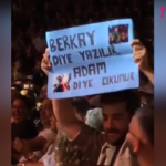 Berkay'ın konserine giden Enes Arıkan'ın açtığı pankart güldürdü