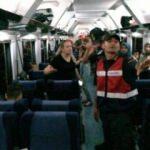 Kadın treni birbirine kattı! Çalışanlara hakaret, yolculara darp