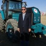 Tarihi g&uuml;n! Başkan Erdoğan yerli elektrikli trakt&ouml;r&uuml; test etti