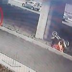 Arızalanan motosikletini yol kenarında böyle yaktı!