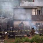 Pakistan'da askeri uçak evlerin üzerine düştü: En az 17 ölü