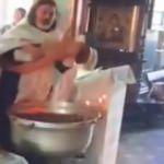 Kilise papazından yeni doğan bebeğe vaftiz sırasında şiddet