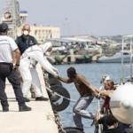 İtalyan STK gemisindeki düzensiz göçmenler karaya çıktı