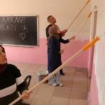 Milli Eğitim Müdürü tulum giyip okul boyadı
