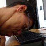 Mustafa, klavyeyi burnu ile kullanarak ikinci kitabını yazıyor