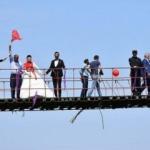 Asma köprüde düğün yaptılar!