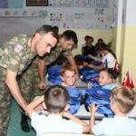 Türk askeri, Kosovalı öğrencilerin yüzünü güldürdü