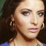 Şarkıcı Zara deri kıyafetler giyen ajan olmak istiyor!