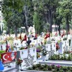 Tehlikeli provokasyon! Şehitlikte teröristbaşı Öcalan sloganı attı, vatandaş yakaladı...