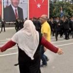 Y&uuml;zlerce asker arasında g&ouml;zyaşlarıyla "Ali"sini aradı