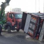 İşe gidiş saati feci kaza: İstanbul trafiği kilitlendi!