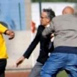 Kulüp Başkanı, kırmızı kart gören futbolcusunu dövdü