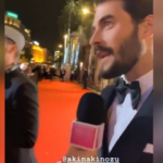 Akın Akınözü'nün İngilizce konuşması Cannes'e damga vurdu!