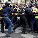 Fransa'da sarı yelekliler sokakları terk etmiyor
