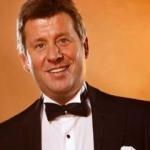 Seksenler dizisinin kadrosuna s&uuml;rpriz isim! Şarkıcı Metin Şent&uuml;rk diziye dahil oldu