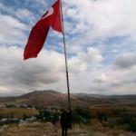 Tehditlere rağmen 35 yıldır Türk bayrağını dalgalandırıyor	