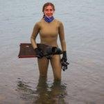 Şahika Ercümen soğuğa aldırmadan Van Gölü'ne daldı
