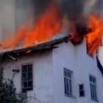 Ankara'da 2 katlı evin çatısı yandı
