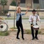 Adliye önünde ilginç anlar! Boşanmasını böyle kutladı
