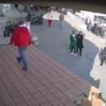 Karaköy'de başörtülü kadına çirkin saldırı!