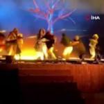 Suudi Arabistan'da sahnedeki sanatçılara bıçaklı saldırı!