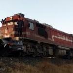 Tren otomobili 200 metre sürükledi: 1 ölü 2 yaralı