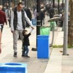 Yerdeki pet şişeyi &ccedil;&ouml;pe attı, neye uğradığını şaşırdı