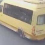Genç kız tıka basa dolu yolcu minibüsünden böyle düştü