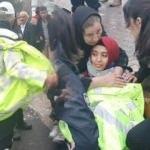 Polis memuru yerde yatan yaralı genç kıza montu verdi