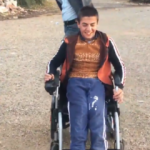 Yürüme engelli çocuğun akülü sandalyeye kavuşma anı duygulandırdı