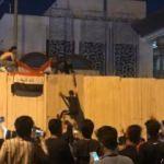 Irak'ta göstericiler Kerbela İl Meclis binasına girmeye çalıştı