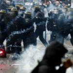 Paris'te polisin attığı gaz kapsülü AA foto muhabirini yaraladı