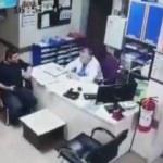 Hastanede tavandan düşen kişi kamerada!