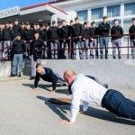 Kosova Başbakanı Ramuş Haradinay askerlerle şınav çekti