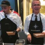 Stoltenberg çalışanlara yemek servis etti