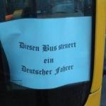 Almanya'da otobüs kapısına ırkçı yazı yazan şoförün görevine son verildi