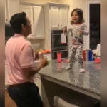 Baba-kızın g&uuml;l&uuml;mseten dansı!