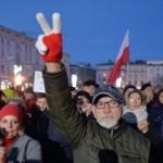Polonya'da tartışmalara neden olan yasa kabul edildi